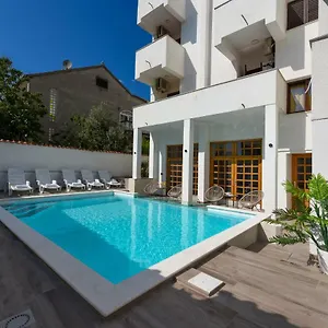 Apartment And Diana Zadar